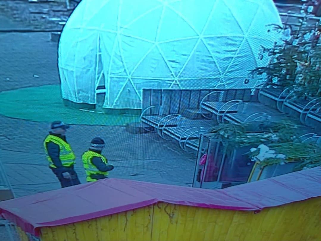 Muž v spodnej bielizni a so sviečkami v lanovke: šokujúci incident v Ružomberku