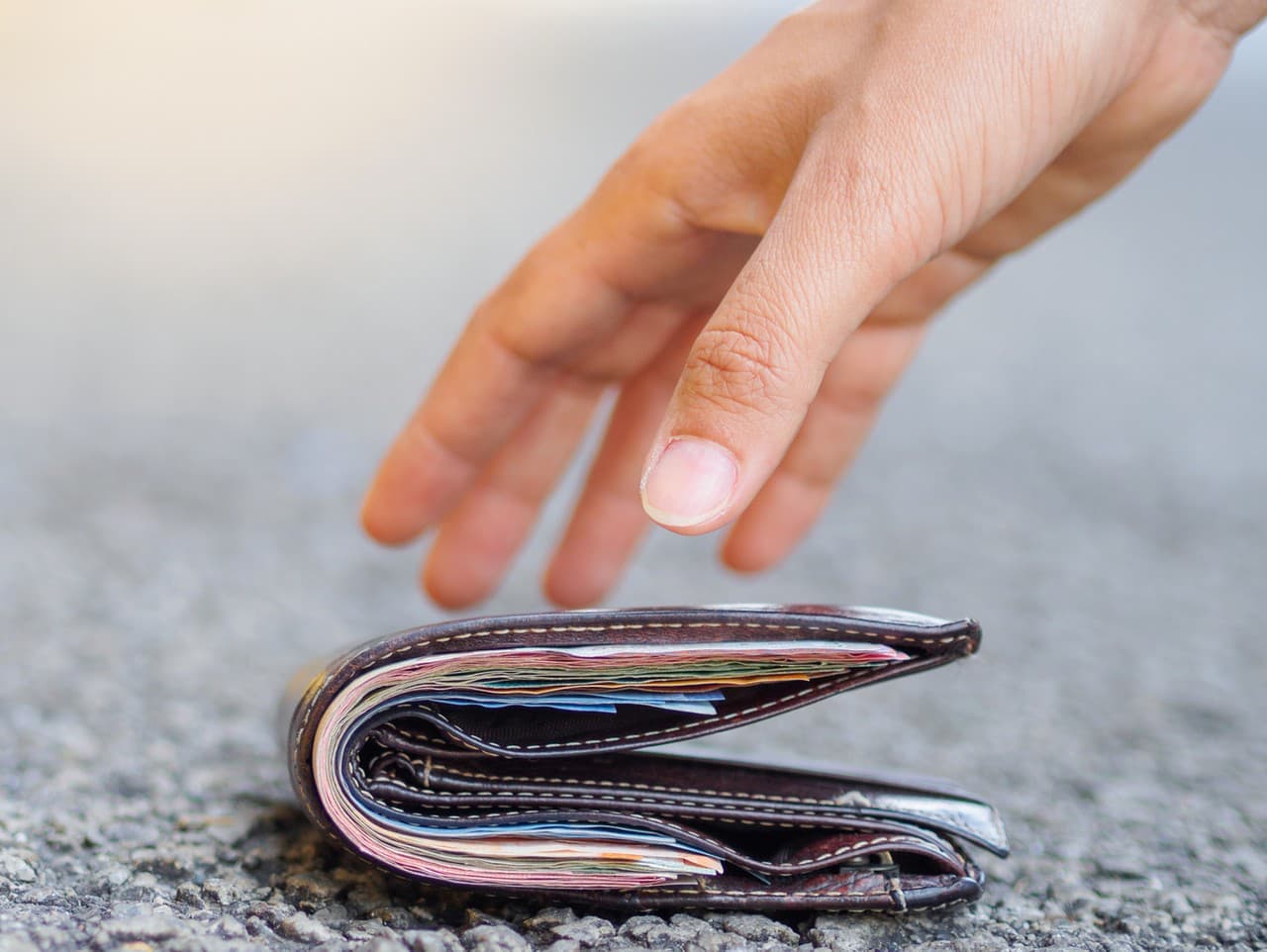 Cudzinec v Plzni vrátil nájdenú peňaženku plnú peňazí