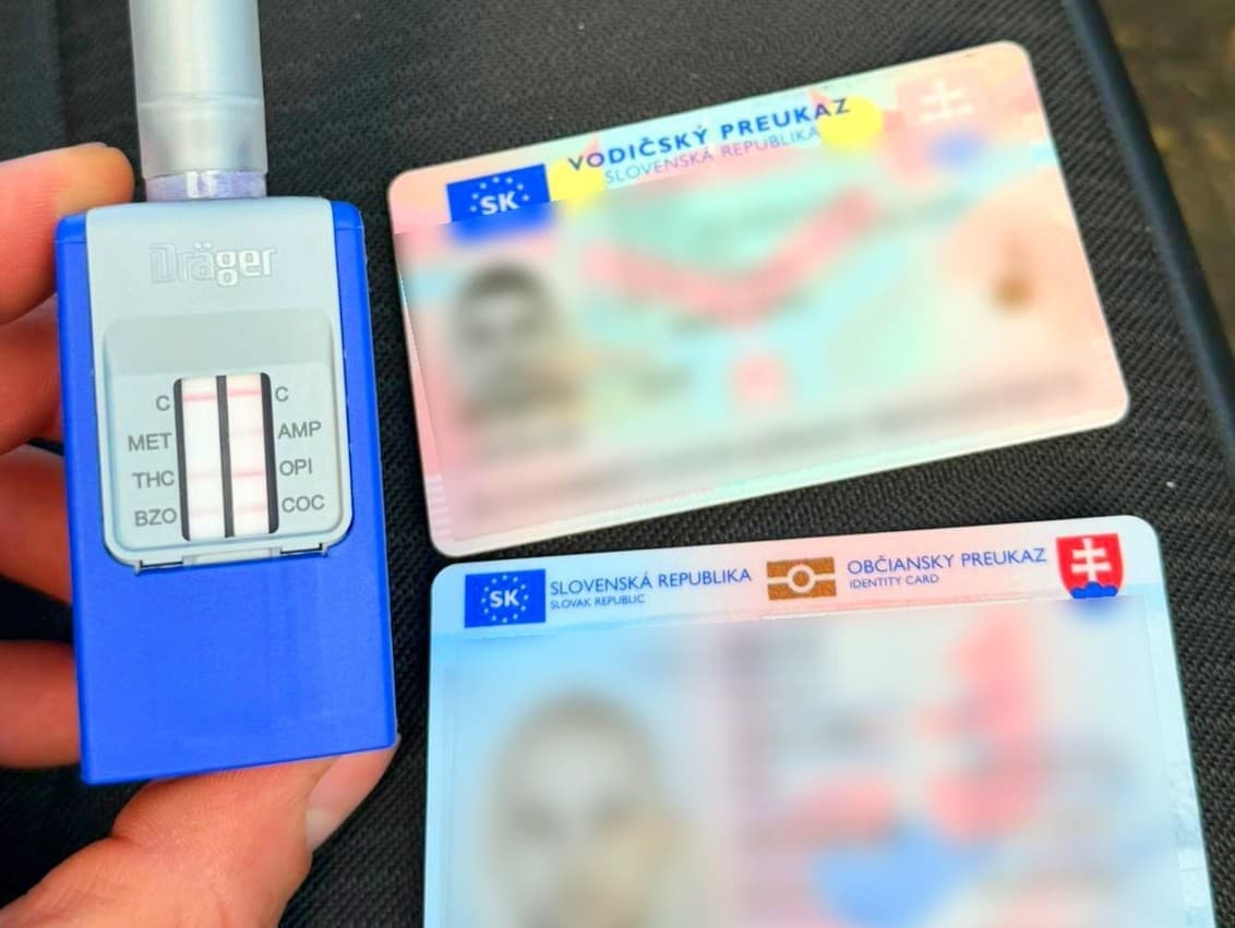 Vodič pod vplyvom drog jazdil s dieťaťom, polícia zasahovala