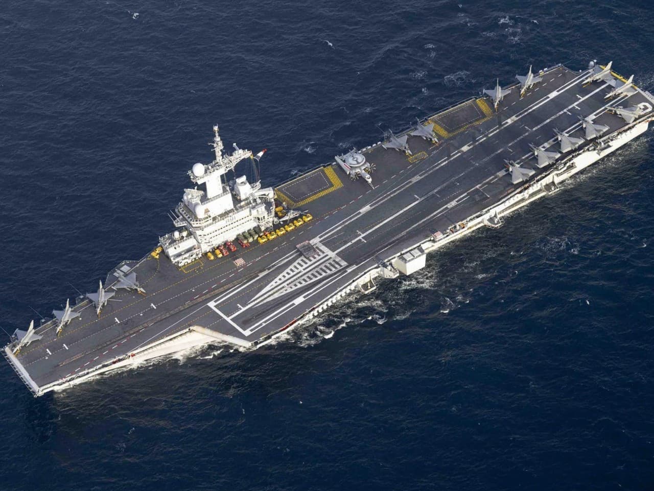 Francúzsko vysiela lietadlovú loď Charles de Gaulle k Cypru