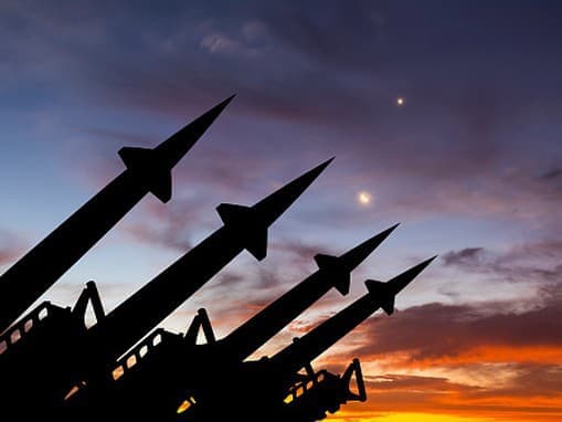 Čína rozširuje svoj jadrový arzenál, varujú experti