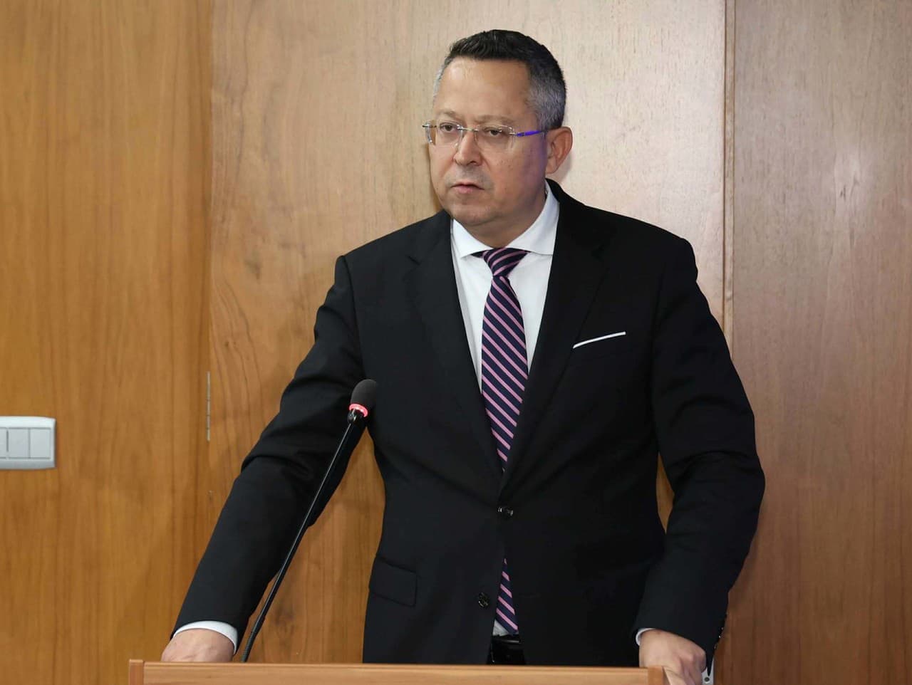 Vláda nariaďuje Kamenickému ukončiť zmluvu s Ukrajinou