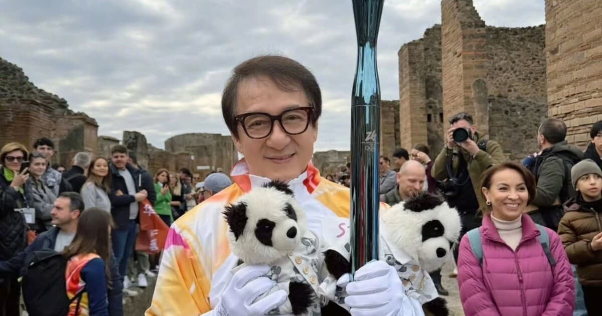 Jackie Chan niesol olympijskú pochodeň cez Pompeje