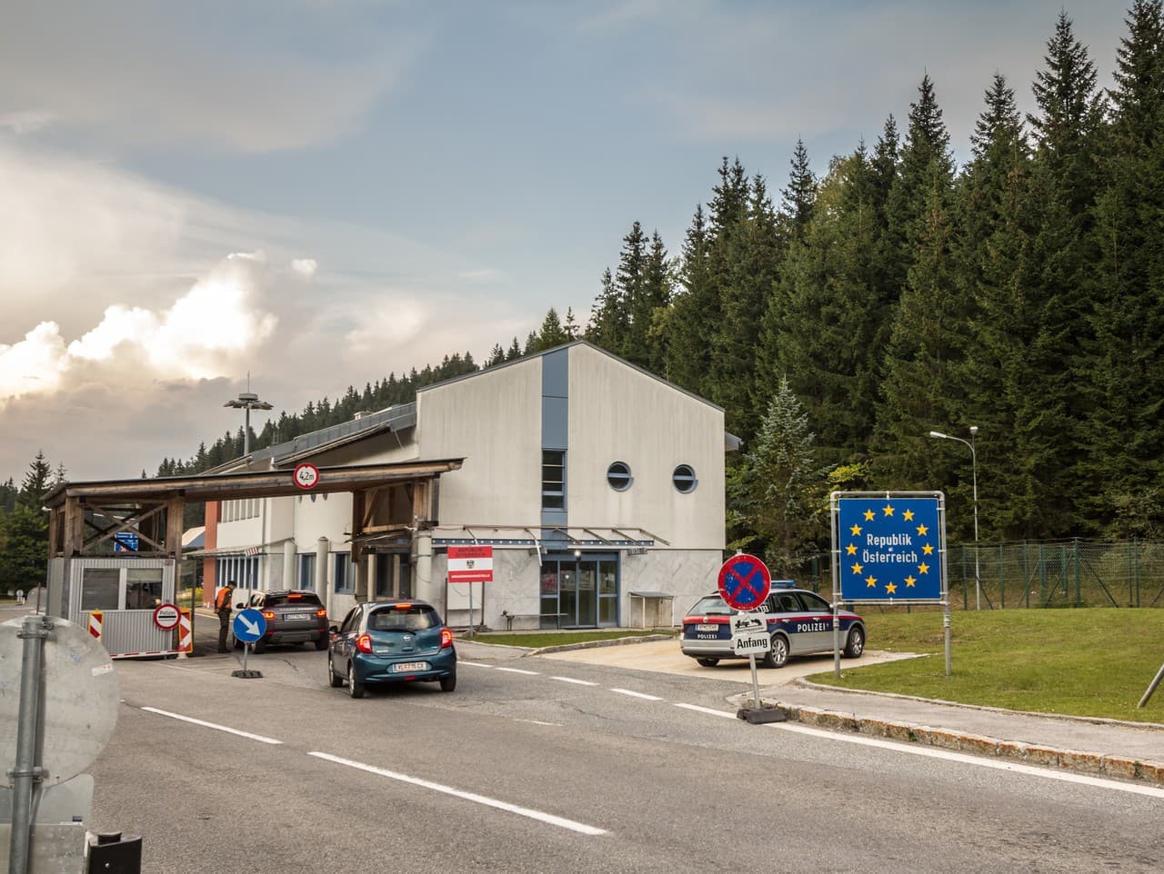 Rakúsko mení prístup k stráženiu hraníc, zameriava sa na migráciu