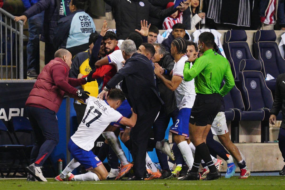 Napínavý duel USA a Paraguaja vyvrcholil hromadnou šarvátkou