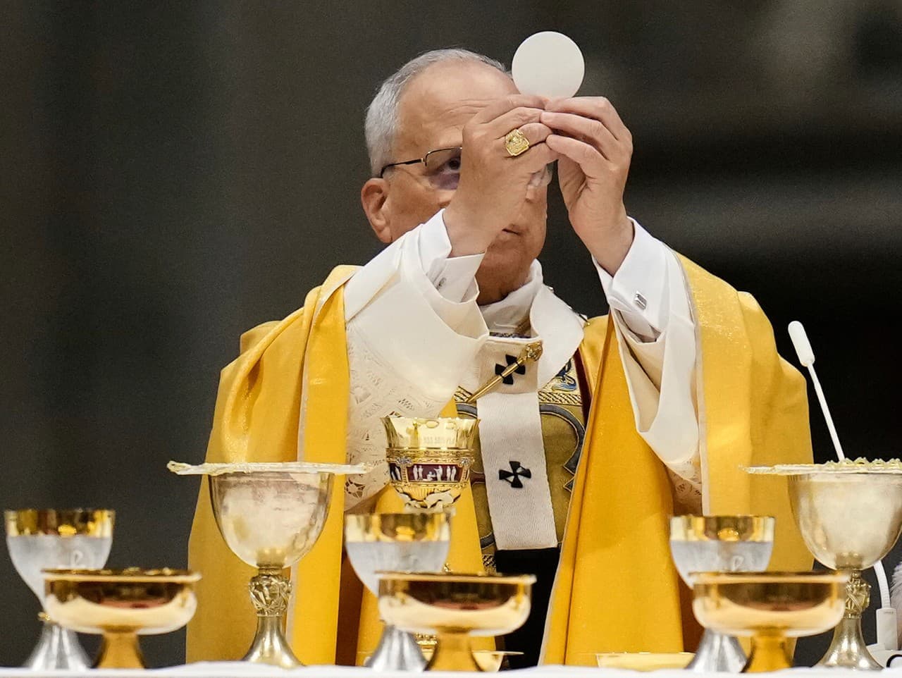 Pápež Lev XIV. slúžil prvú polnočnú omšu svojho pontifikátu