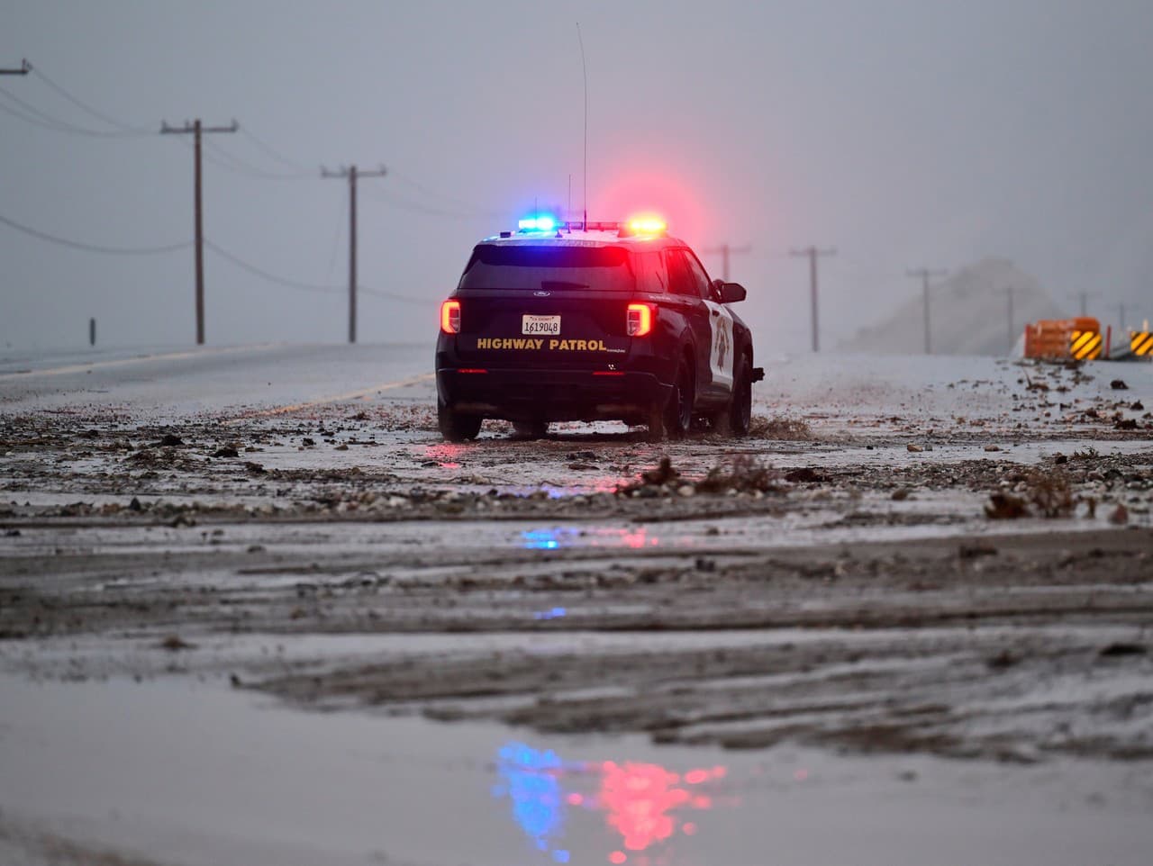 Kaliforniu zasiahli silné búrky a záplavy, guvernér vyhlásil stav núdze