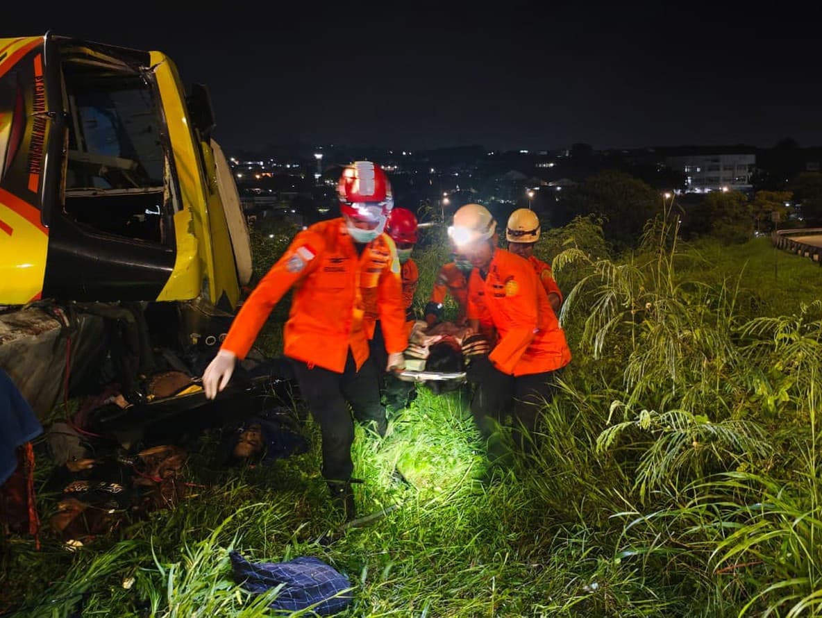 Desivá nehoda autobusu na Jáve: Zahynulo najmenej 16 ľudí