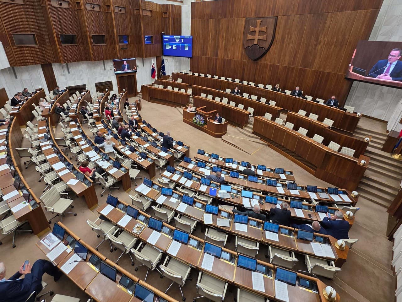 Opozičné návrhy na odvolanie ministrov sa prerokujú v stredu večer