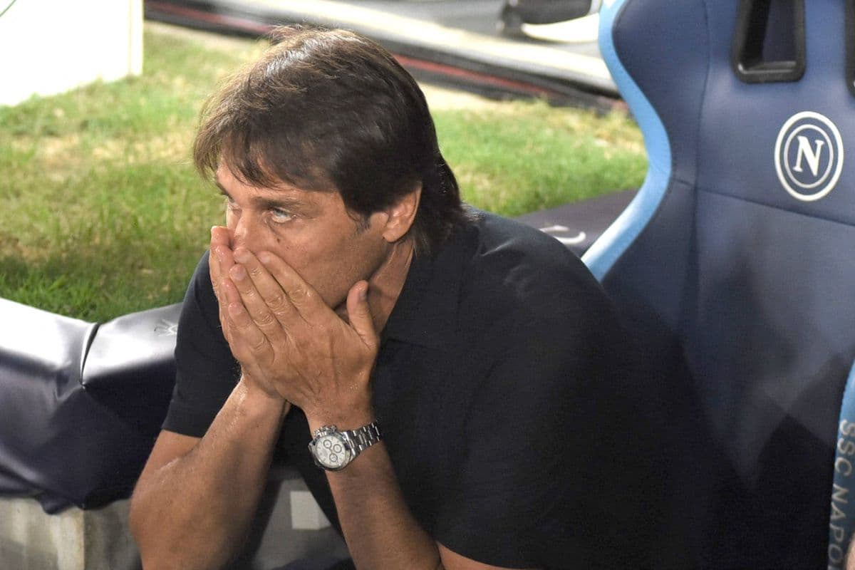 Tréner Neapola Antonio Conte čelí neistote po ďalšej prehre