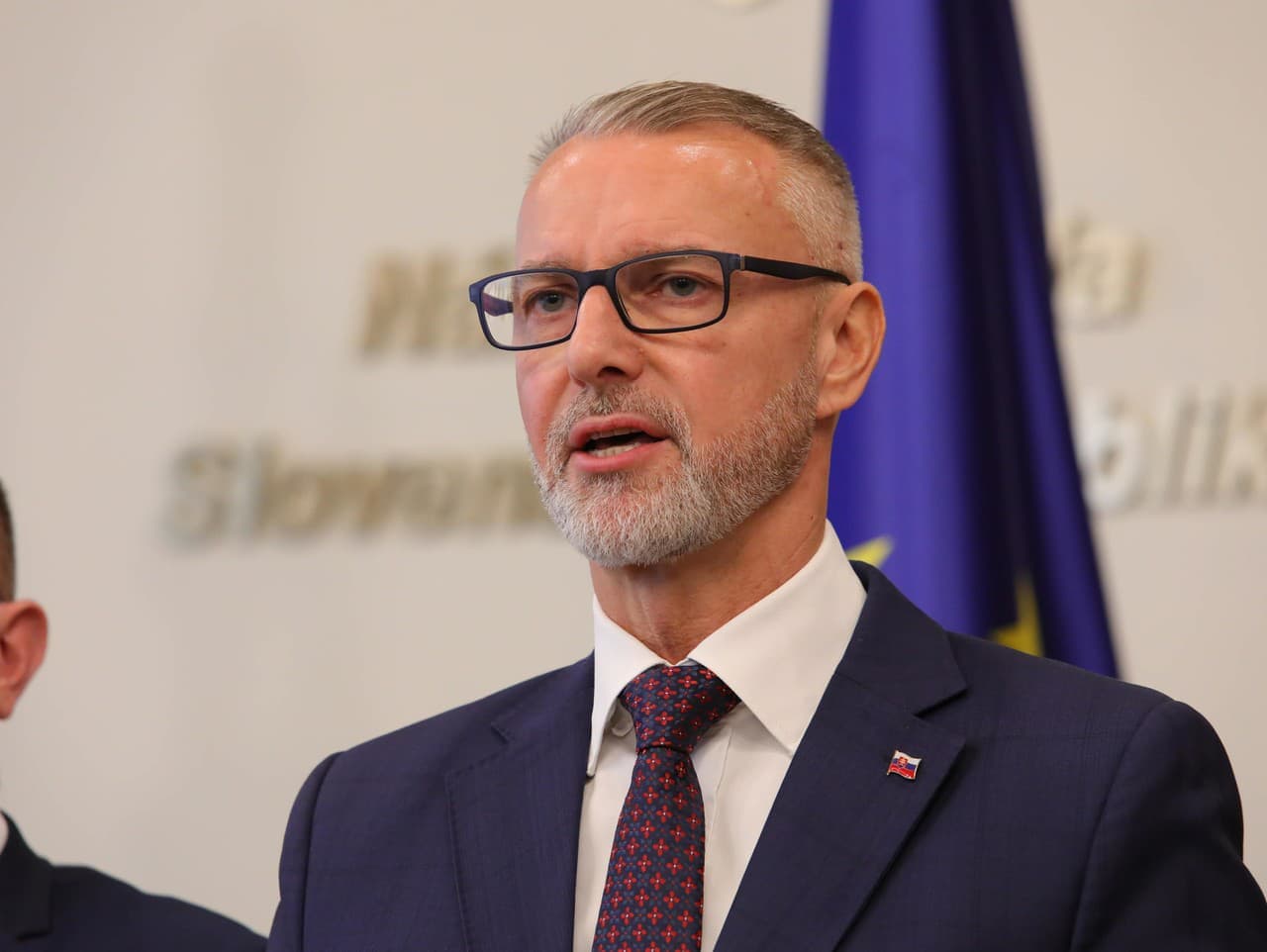 Raši kritizuje Fialovu vládu a víta Okamurovu návštevu na Slovensku