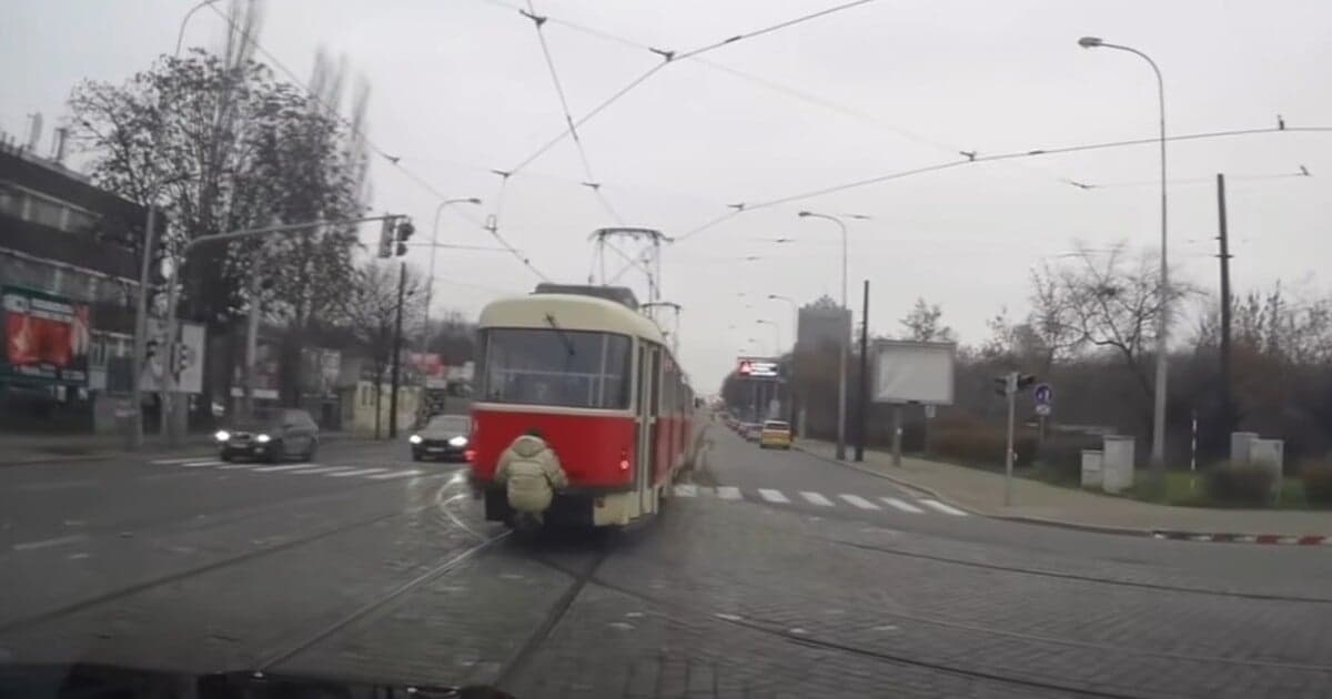 Muž sa pred políciou zviezol na električke v Prahe