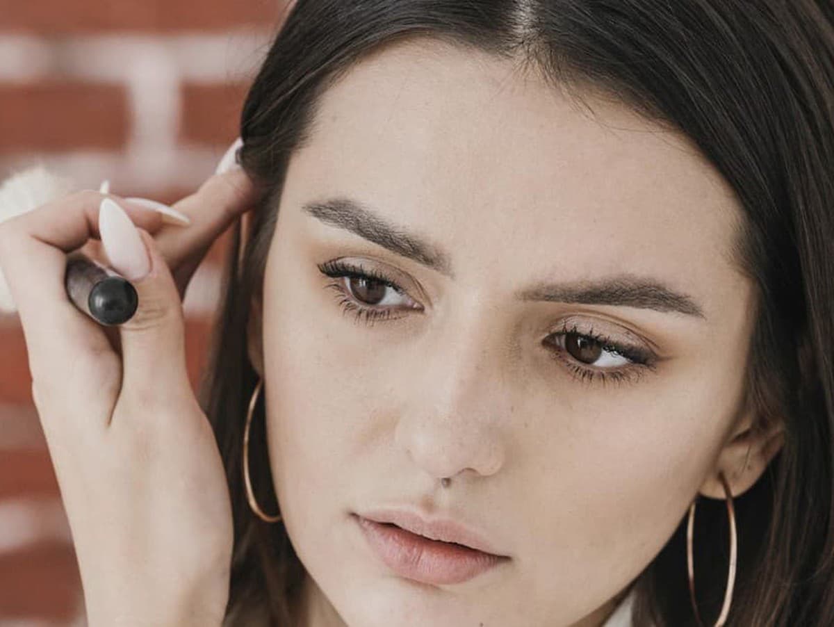Flat brow: Nový trend obočia pre rok 2026