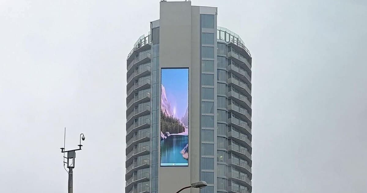 Minister obrany reaguje na kritiku LED obrazovky na Kukurici