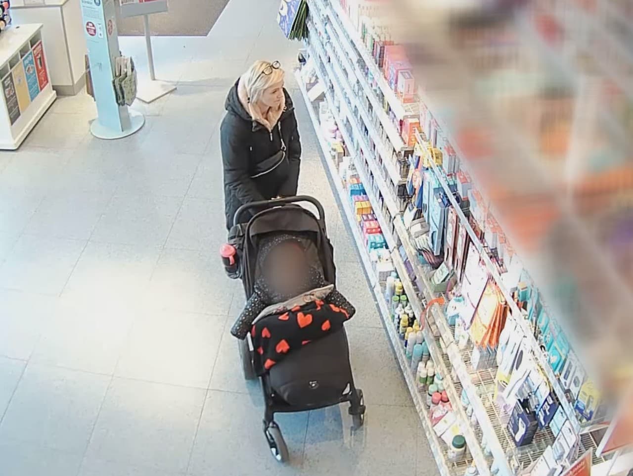 Bizarne krádeže v Prahe: Matka s dieťaťom odcudzila 68 kondómov