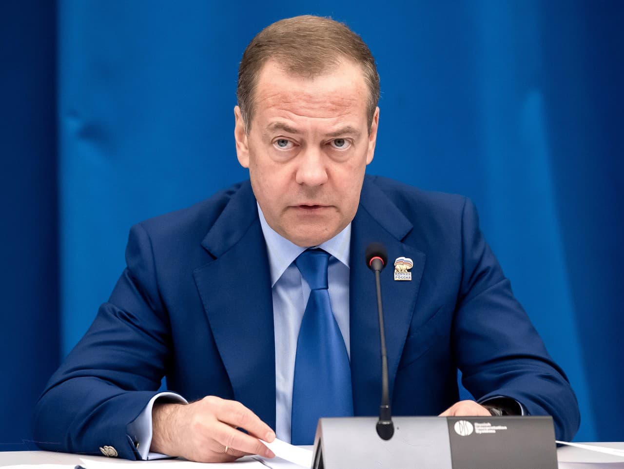 Medvedevov výsmech a urážky po summite EÚ: Putinov priateľ útočí