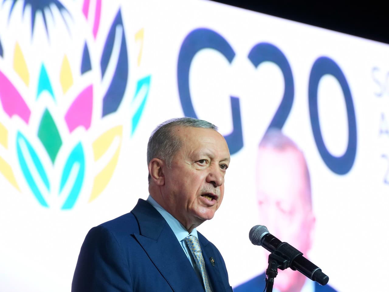 Turecký novinár dostal štyri roky za vyhrážky Erdoganovi