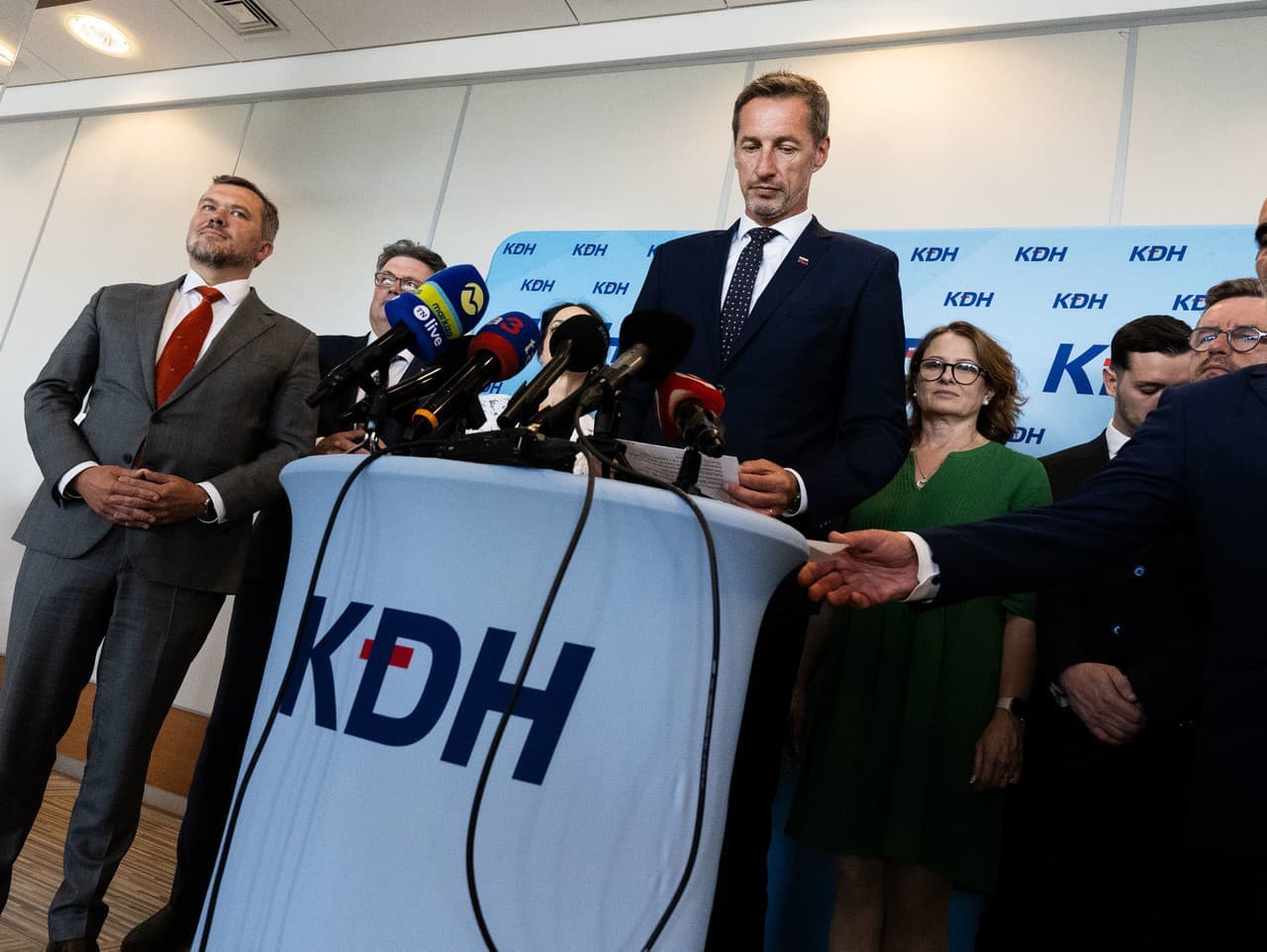 KDH varuje pred zrušením hlasovania poštou zo zahraničia