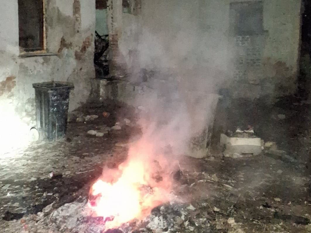 Výbuch počas požiaru v Uzovskej Panici zranil dvoch ľudí