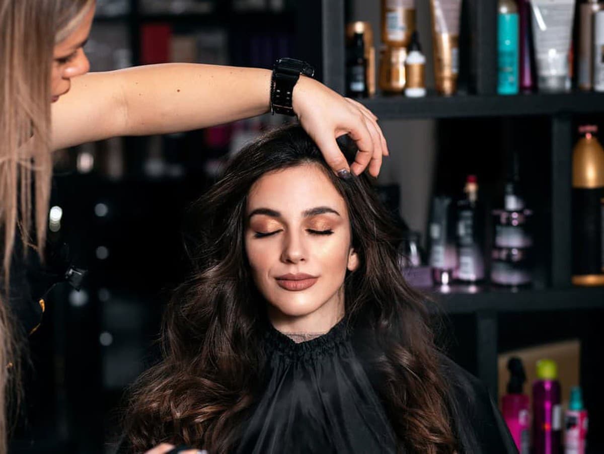 Nové trendy účesov na rok 2026: Odvážne strihy a živé farby