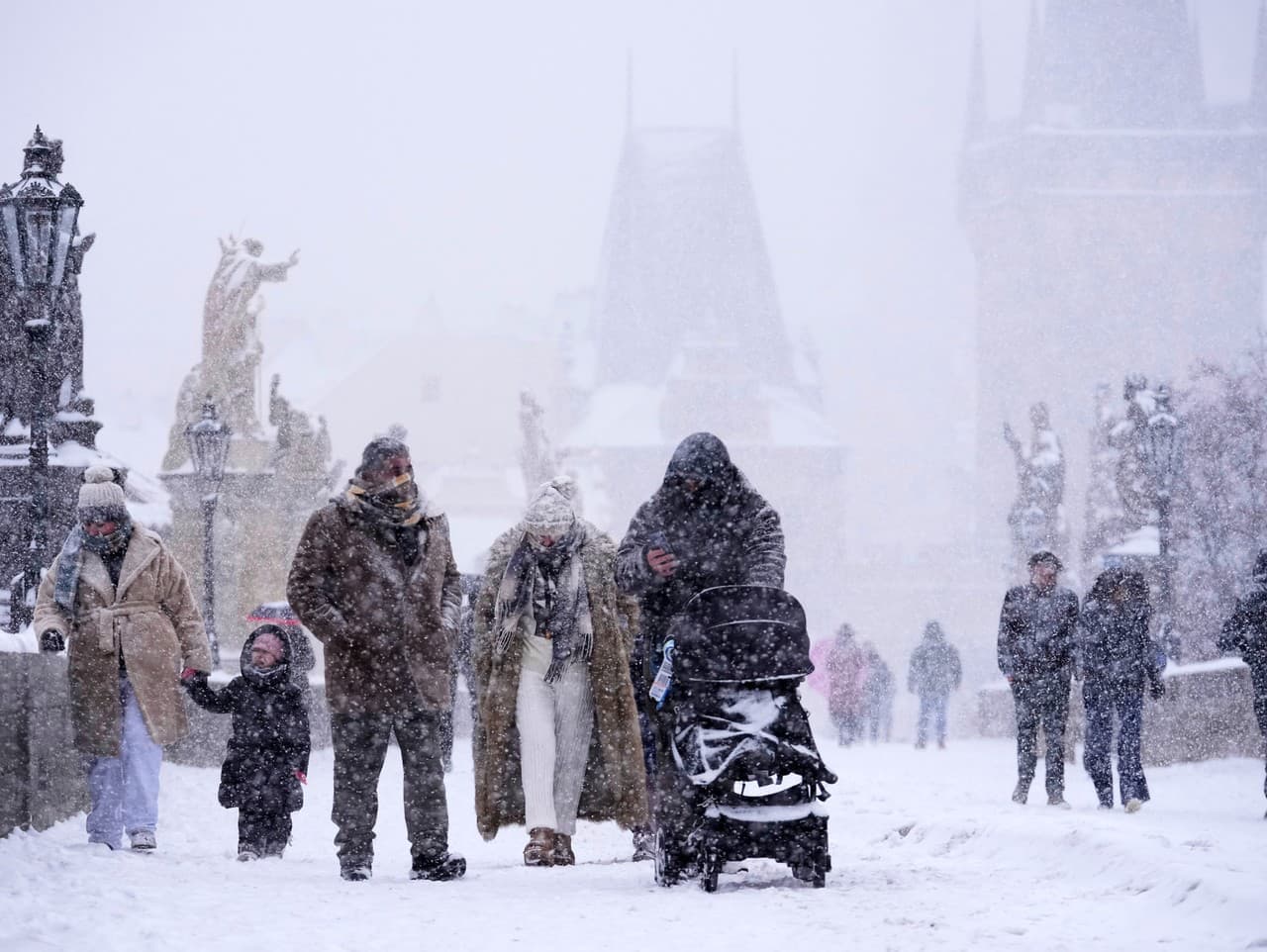 Intenzívne sneženie narušuje dopravu v Česku, Praha hlási desiatky nehôd
