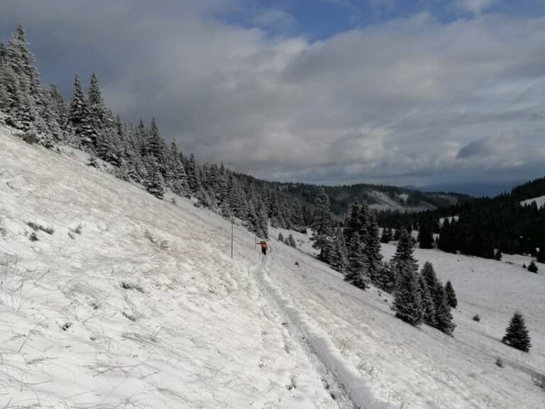 Turista si vyhodil koleno, záchranári zasahovali pod Čiernym kameňom