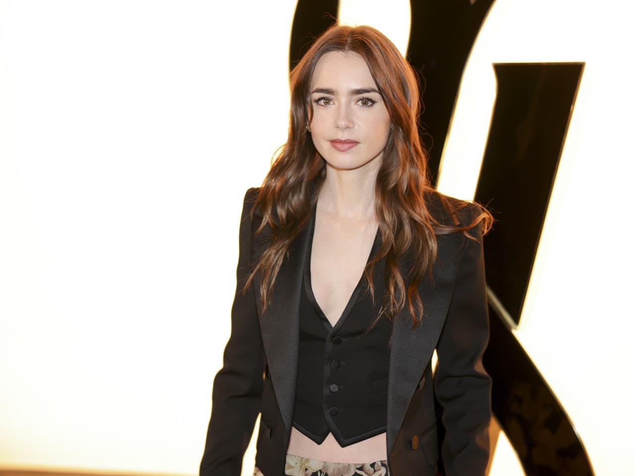 Lily Collins sa po troch rokoch dočkala návratu svojho prsteňa