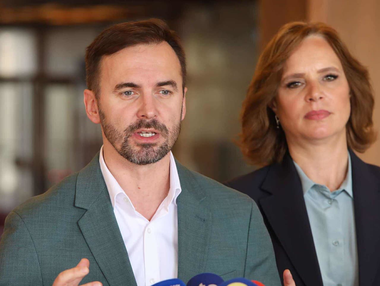 Opozícia si pripomína odkaz Kuciaka a Kušnírovej