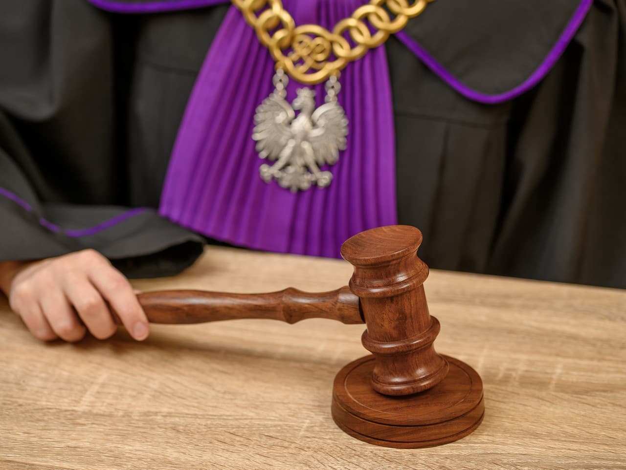 Poľský súd uvalil väzbu na podozrivých zo sabotáže na železnici