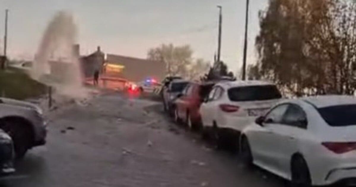 Tesla v Bratislave narazila do hydrantu, voda striekala do ulice