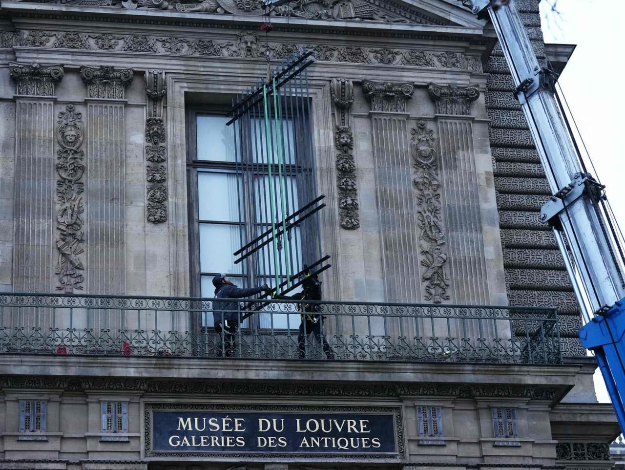 Louvre zintenzívňuje bezpečnostné opatrenia po krádeži klenotov