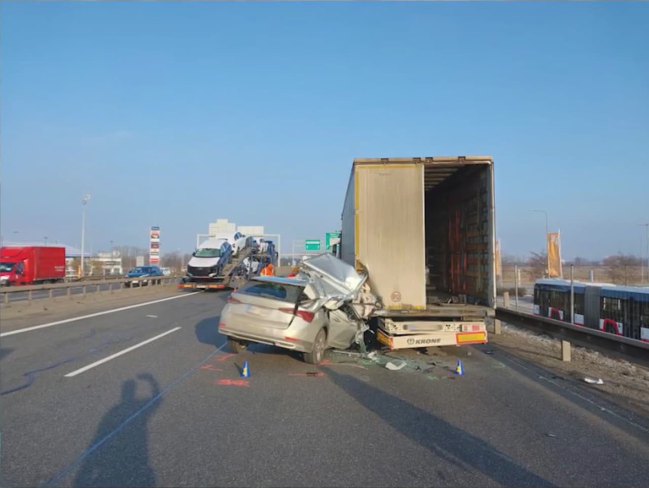 Brutálna nehoda na D2: Vodič prežil zrážku s kamiónom