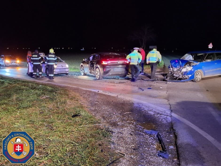 Hasiči zasahovali pri nehode troch áut pri Seneci