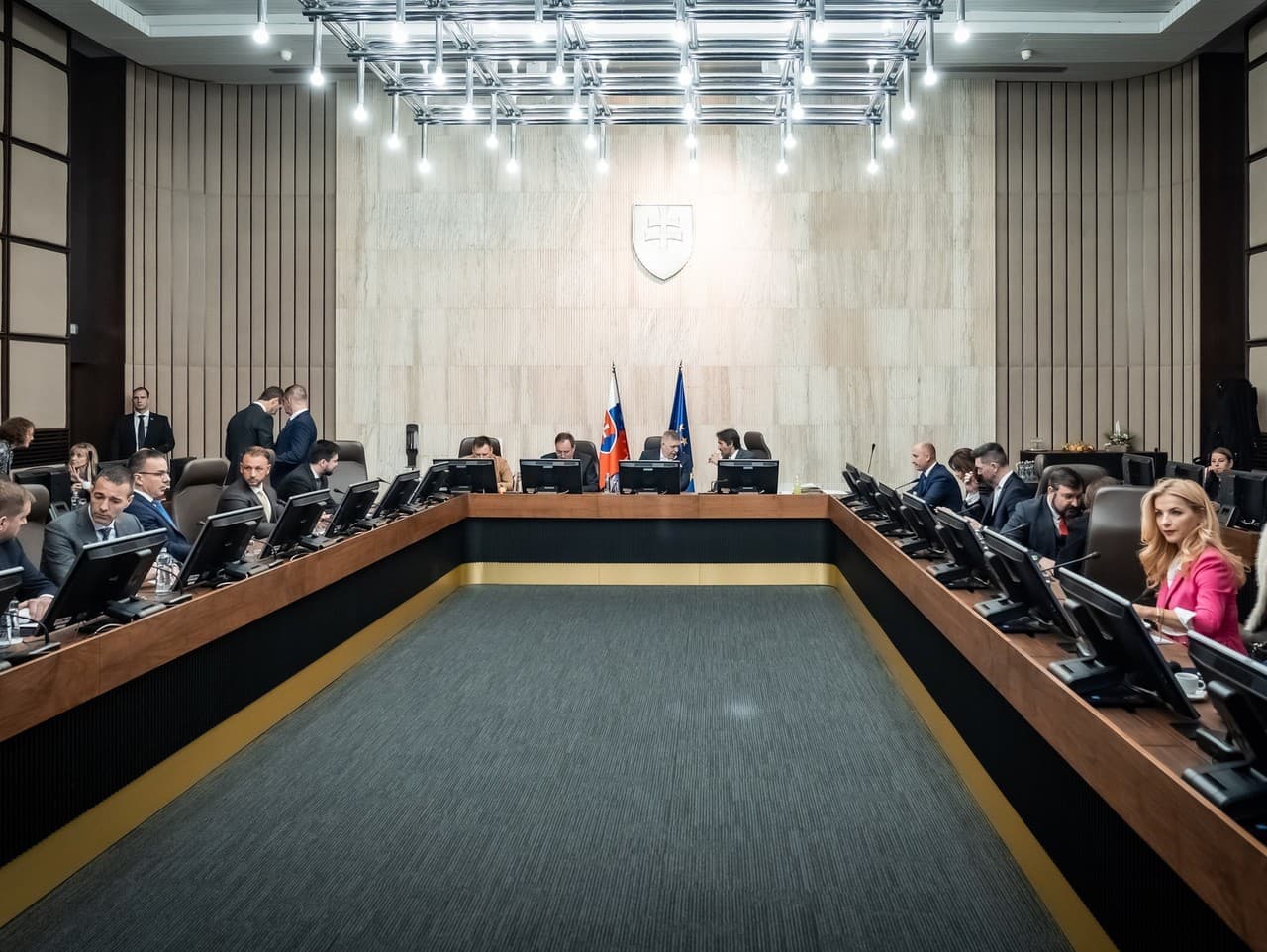 Vláda schválila sprísnenie trestného zákona proti obchodovaniu s ľuďmi