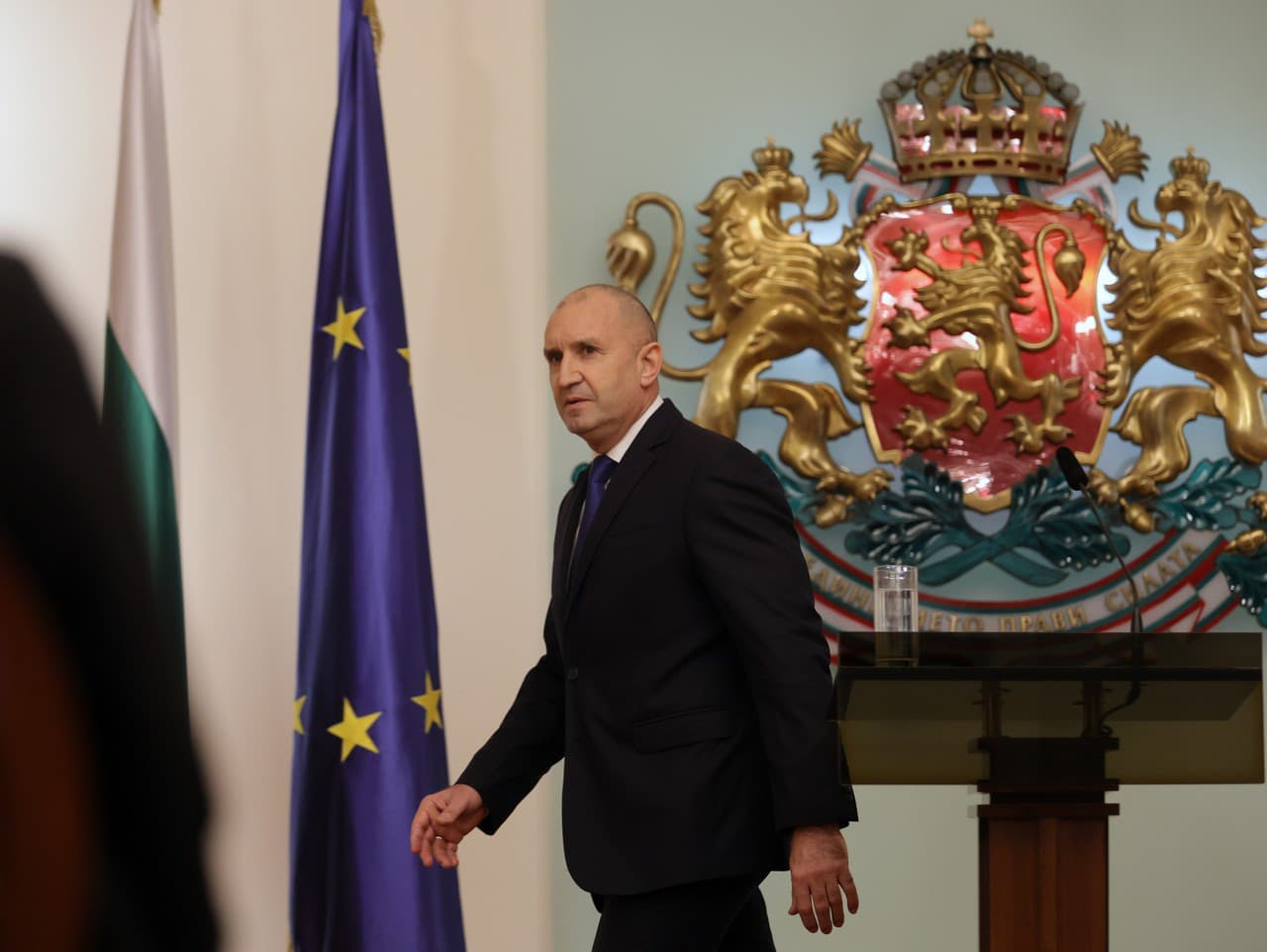 Bulharský prezident Radev oznámil svoju demisiu pred voľbami