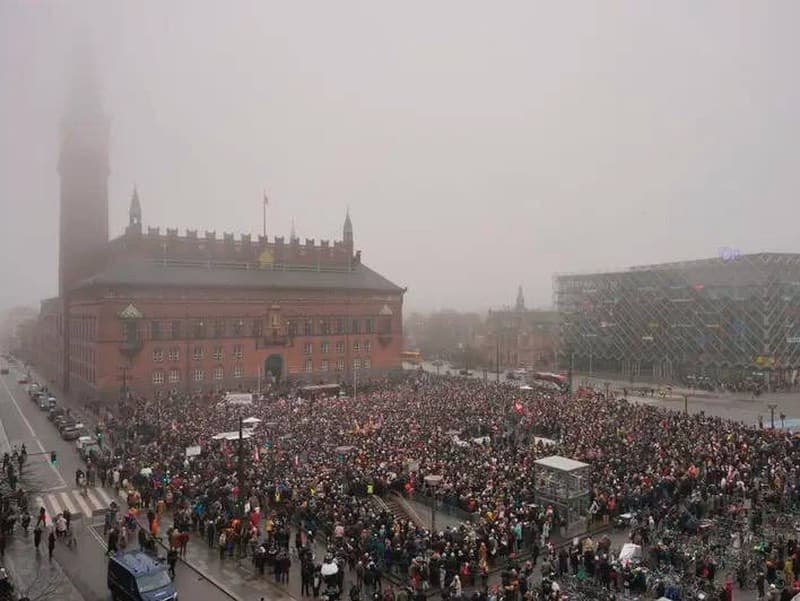 Dánske ulice zaplnili protesty proti Trumpovým plánom na Grónsko
