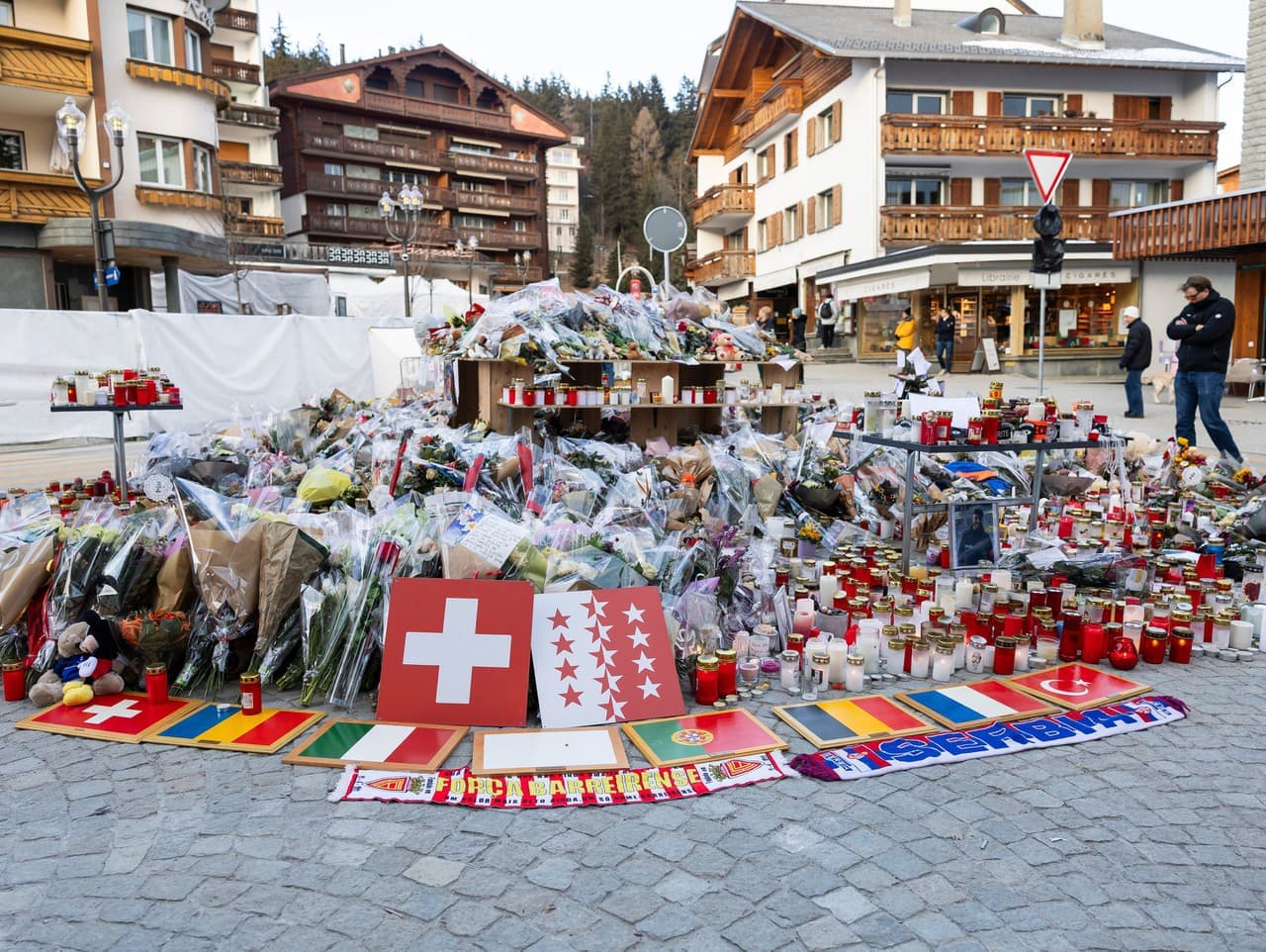 Tragédia v Crans-Montana: Majitelia baru stále smúťa za obetami požiaru