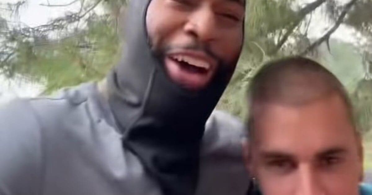 Justin Bieber pomohol cudzincovi s pokazeným autom, video sa stalo virálnym