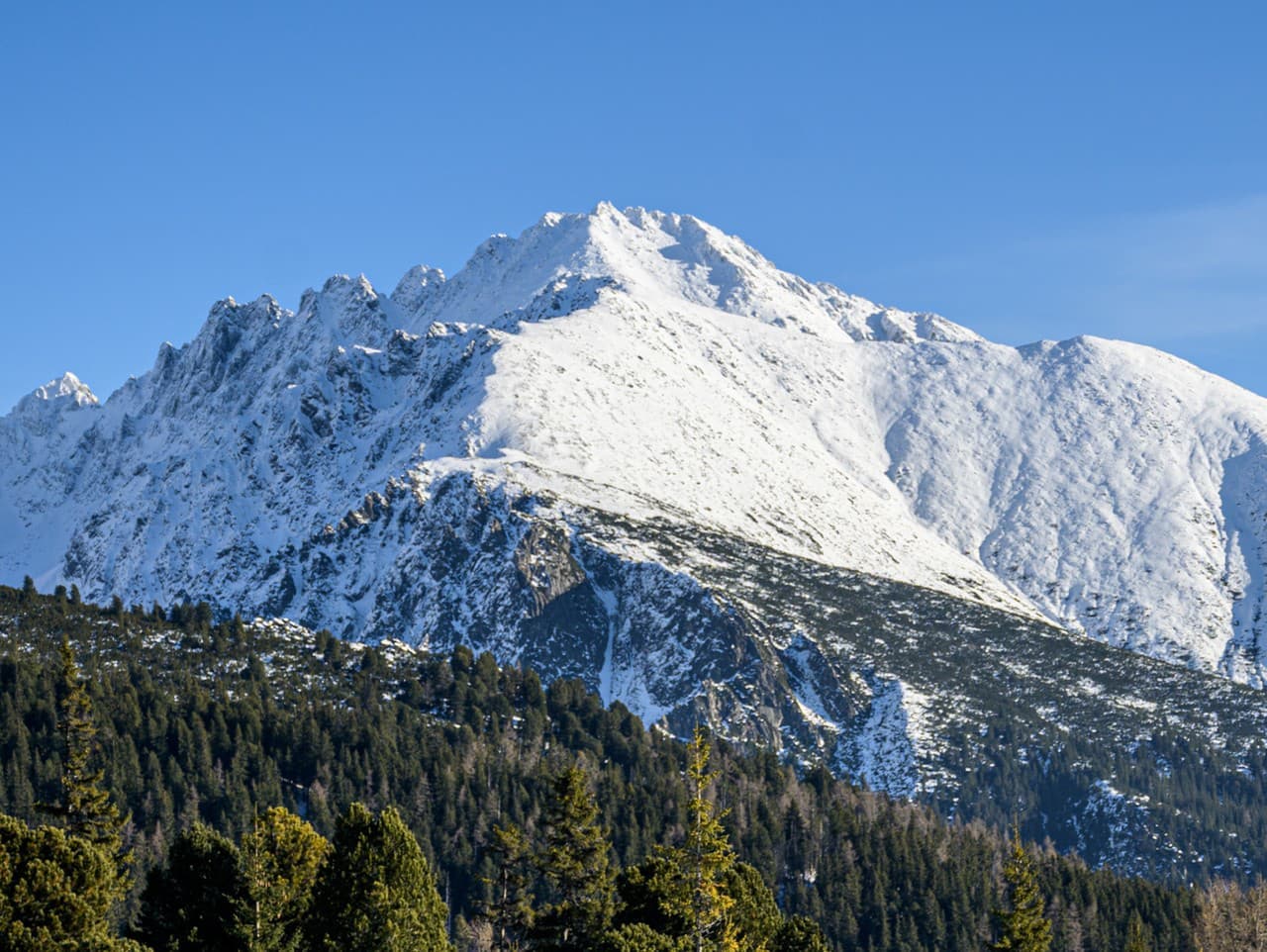 Druhý stupeň lavínového nebezpečenstva v poľských Tatrách