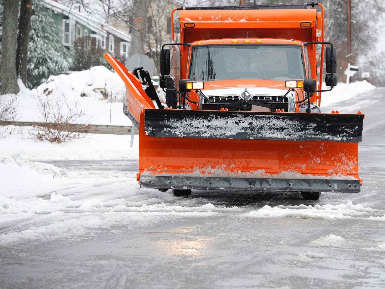 Hmla a poľadovica zasahujú celé Slovensko: Výstrahy platia do stredy