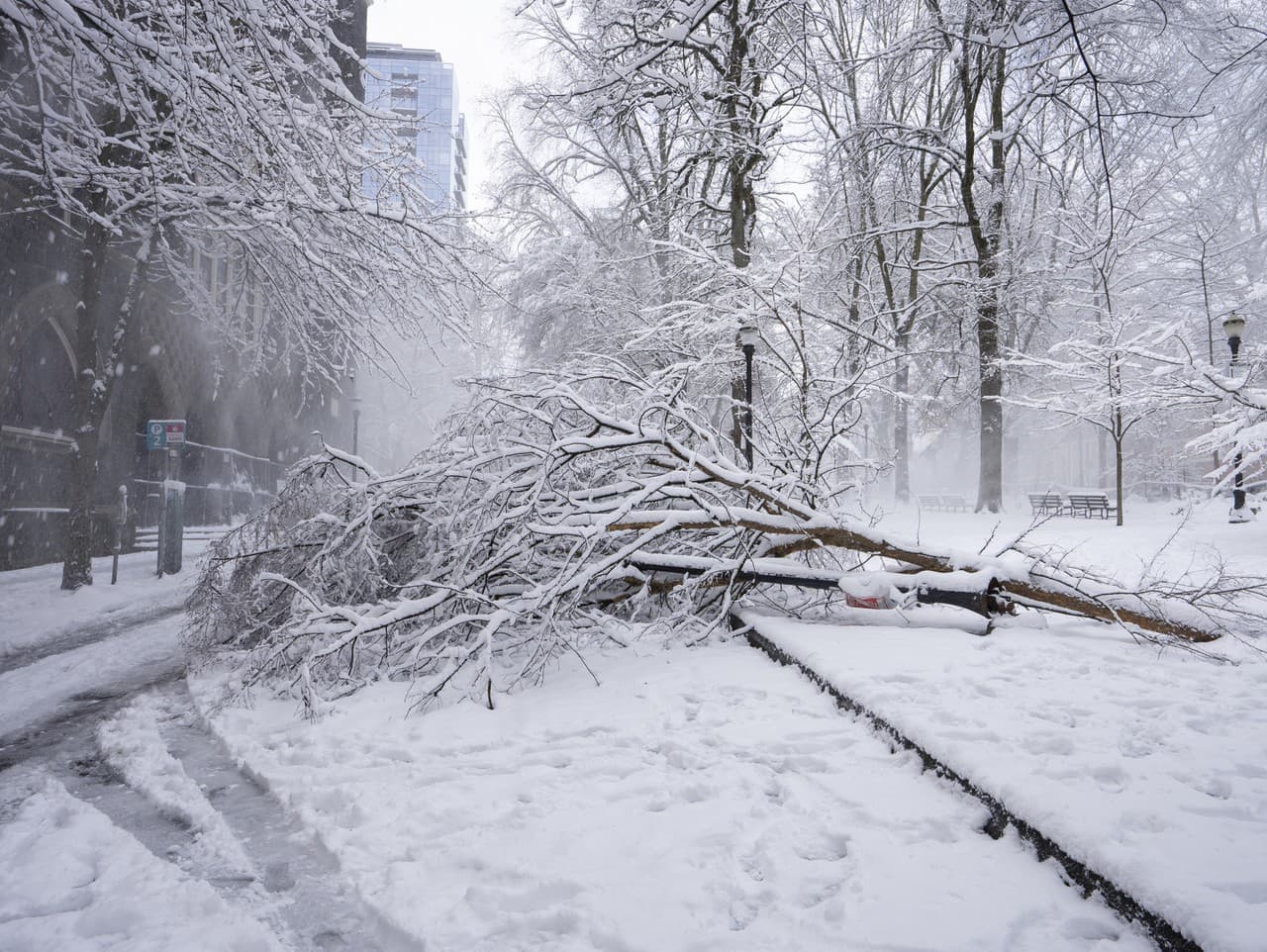 Hasiči v Košickom kraji mali rušnú noc kvôli nepriaznivému počasiu