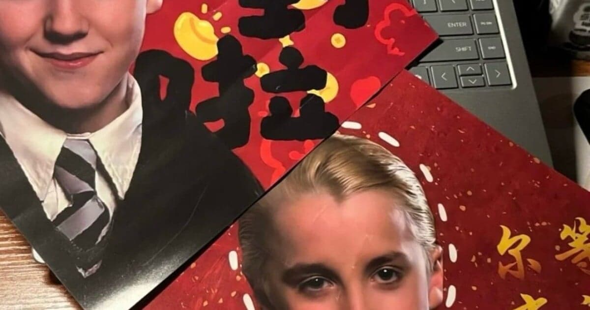 Draco Malfoy ako symbol šťastia v Číne: Prečo si ho lepia na chladničky?