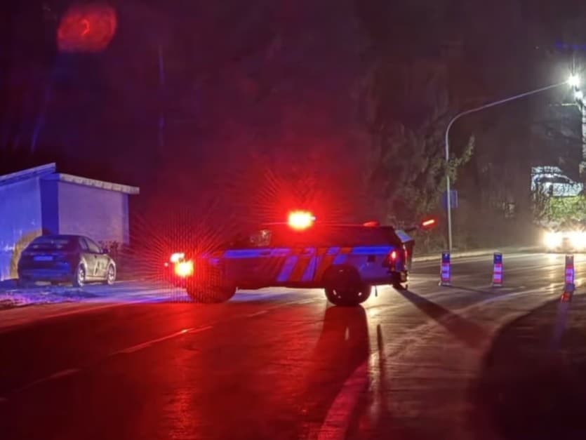 Vážna nehoda na D3: Unikla nebezpečná chemikália, cesty uzatvorené