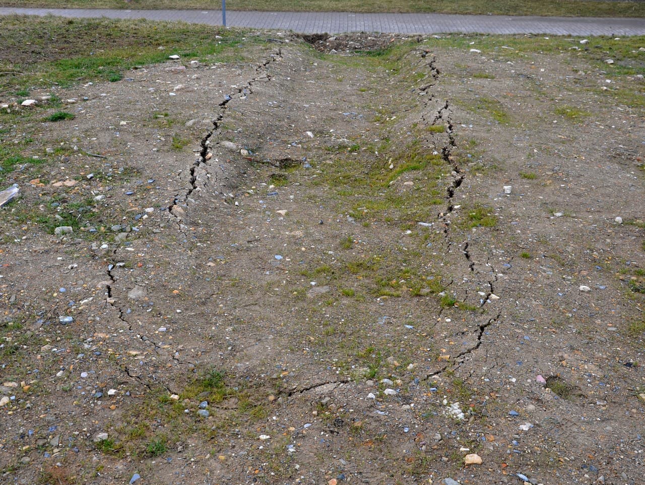 Zosuv pôdy v Indonézii si vyžiadal 74 obetí, pátranie pokračuje