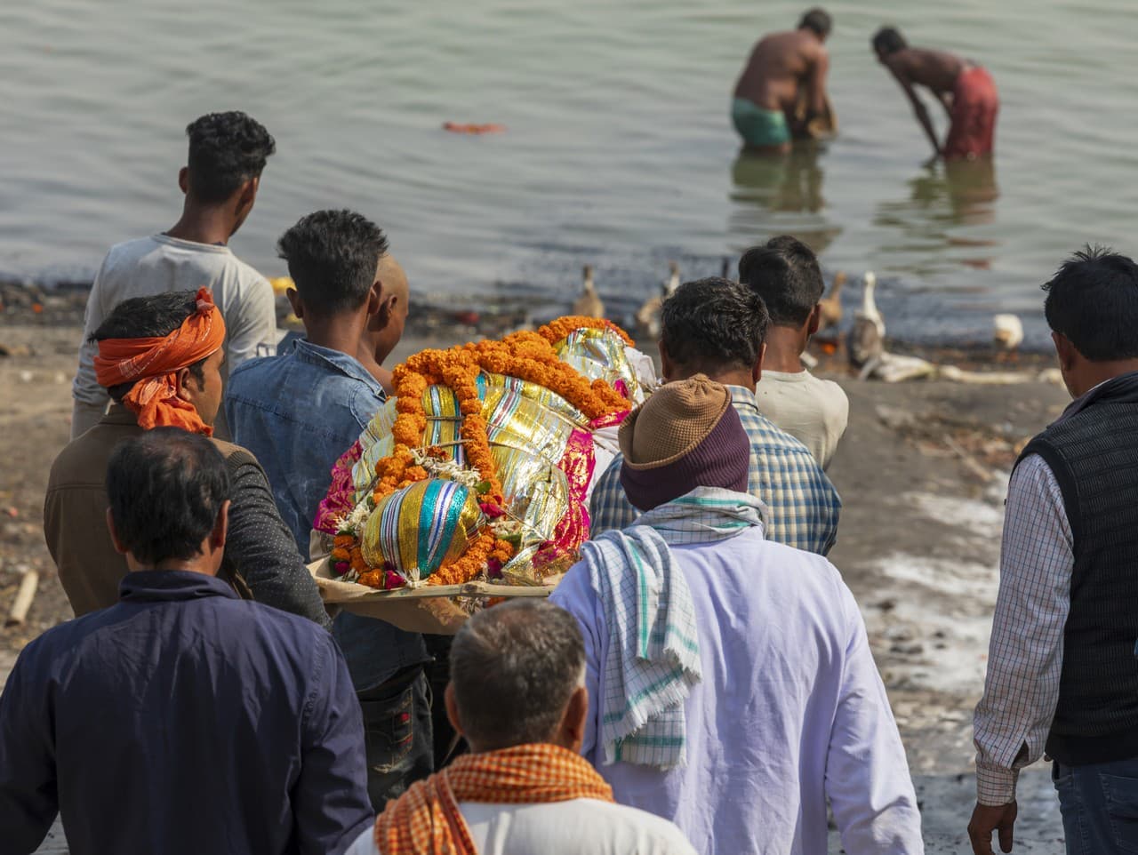 Indický veterán usporiadal vlastný pohreb na testovanie priateľstva