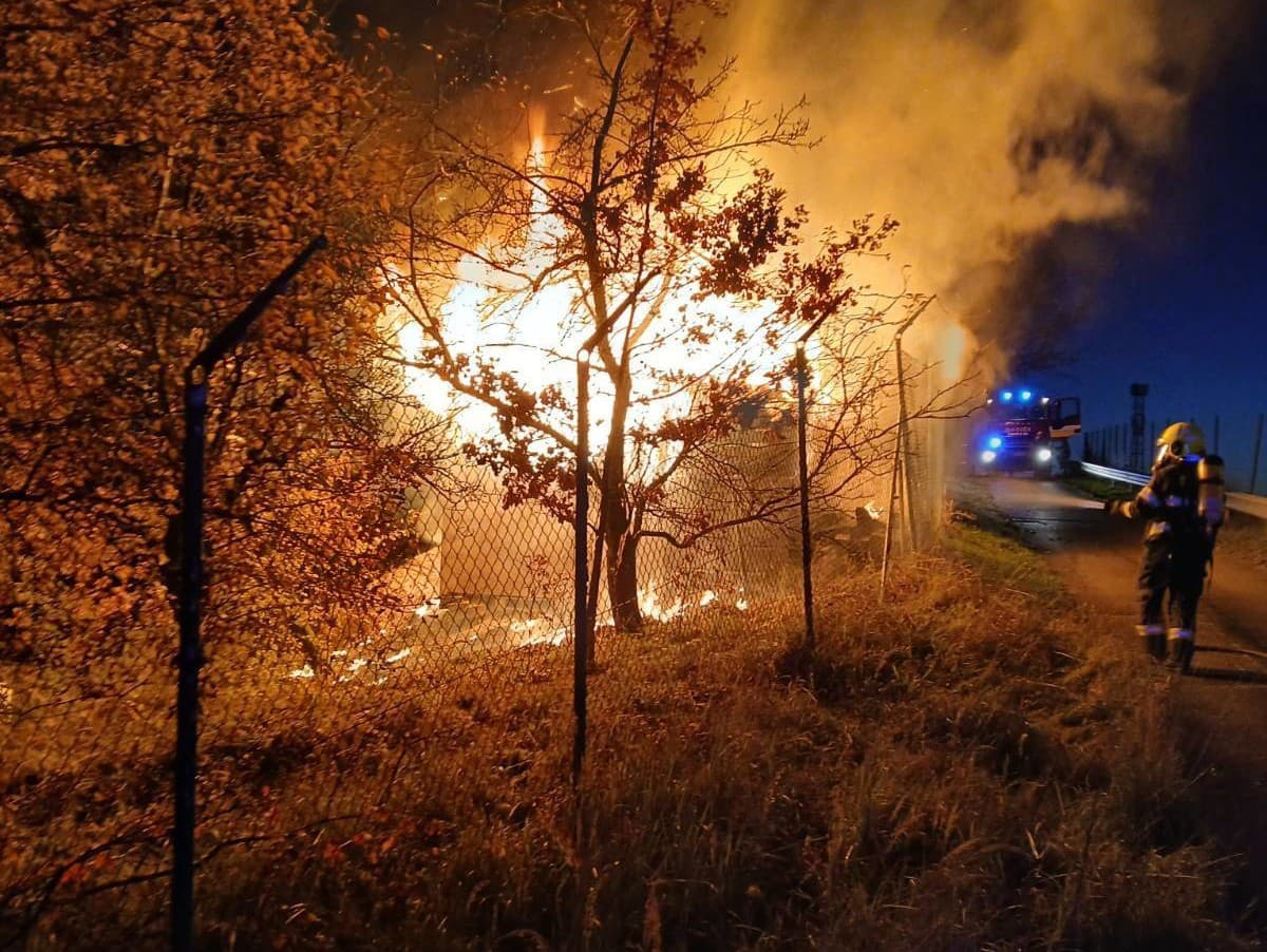 Hasiči zasahovali pri požiari záhradnej chatky v Považskej Bystrici