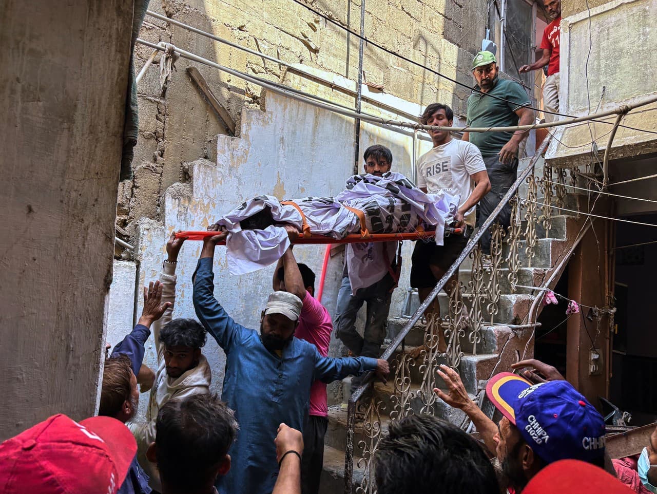 Výbuch v Karáči: Zrútenie budovy si vyžiadalo 16 životov