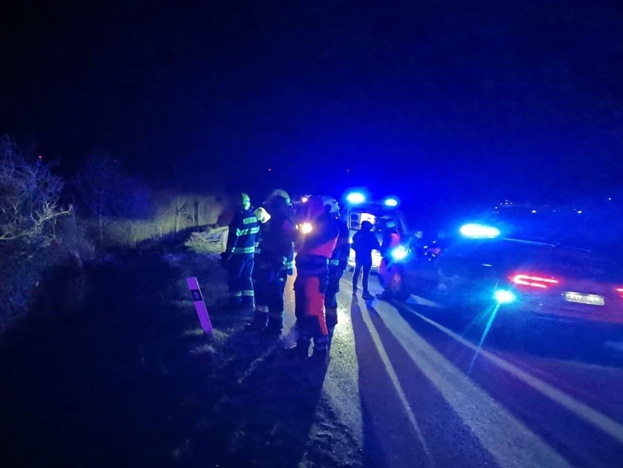 Vážna nehoda v Košiciach: Auto skončilo prevrátené mimo cesty