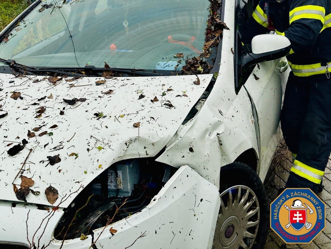 Dramatická nehoda na Ivanskej ceste: Auto prerazilo plot