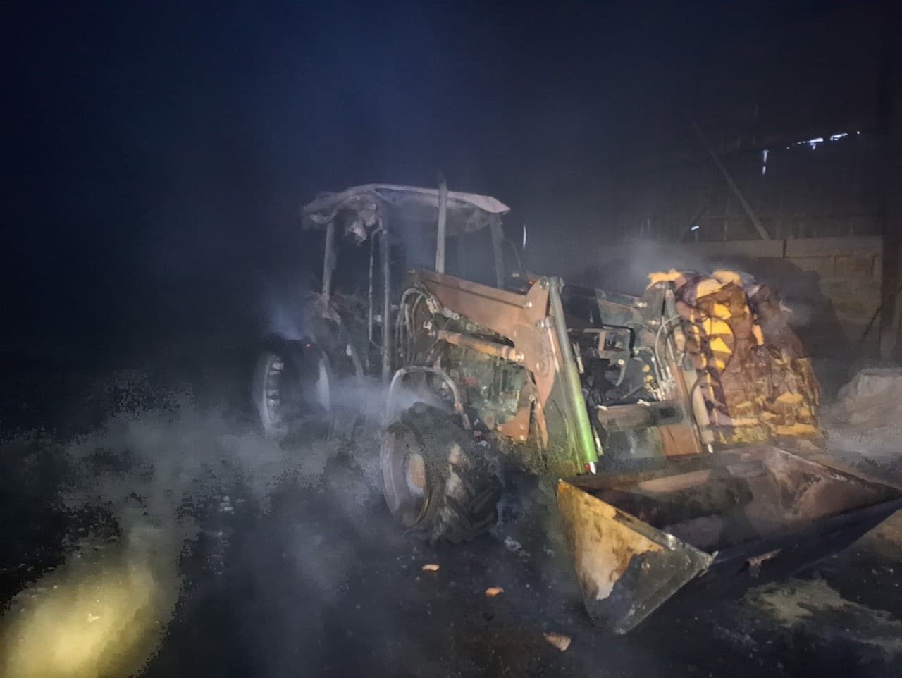 Požiar traktora v Slovenskom Pravne ohrozil sklad krmovín